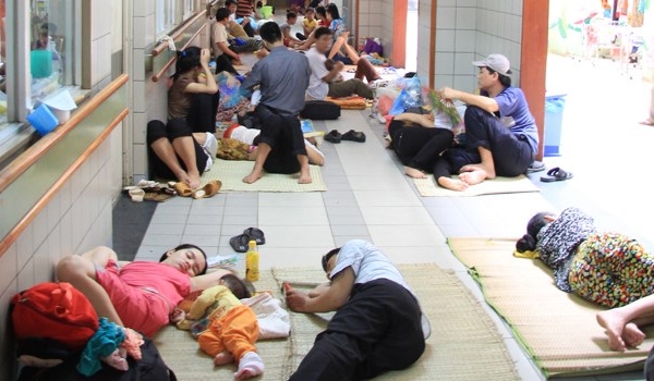 Bộ Y tế yêu cầu Bệnh viện Bạch Mai báo cáo việc quá tải