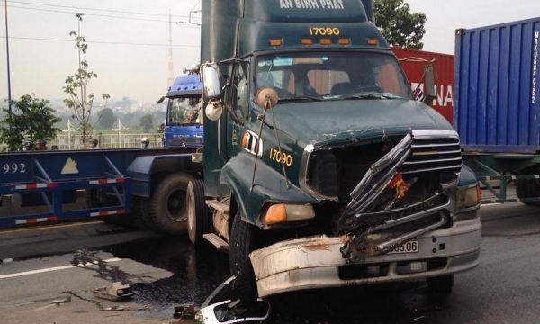 Tai nạn liên hoàn trên xa lộ Hà Nội