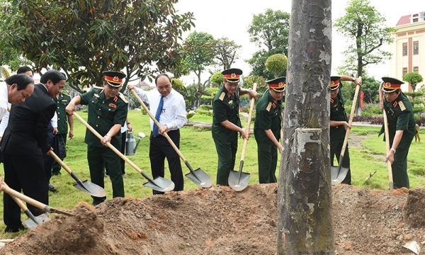 Thủ tướng Nguyễn Xuân Phúc thăm cán bộ, chiến sĩ Quân khu 3