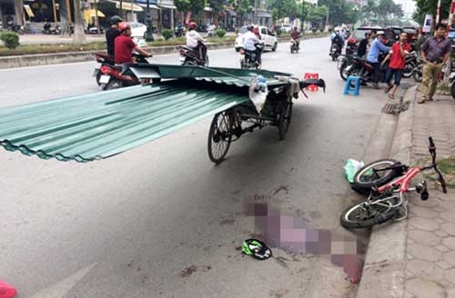 Hãi hùng xe “tử thần” khiến vạn người khiếp vía trên đường phố Hà Nội 