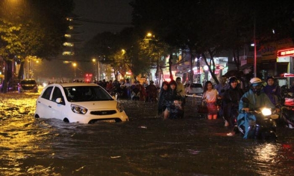 Người Sài Gòn lại 'thất thủ' vì ngập trong cơn mưa chiều nay