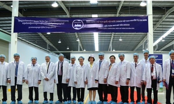 Đoàn đại biểu Quốc hội Việt Nam thăm nhà máy Angkormilk