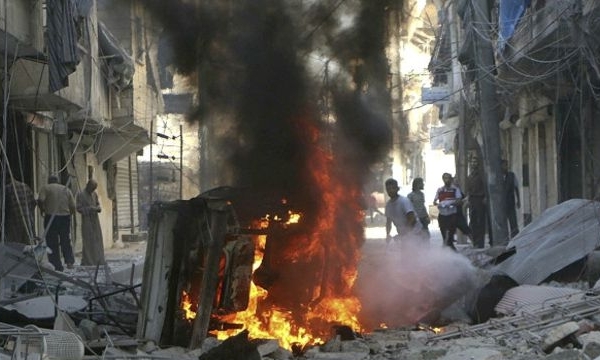 Aleppo bị ném bom thùng