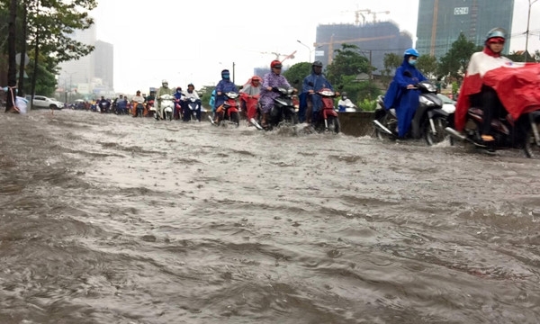 Sáng đầu tuần mưa lớn, người Sài Gòn lại khốn khổ