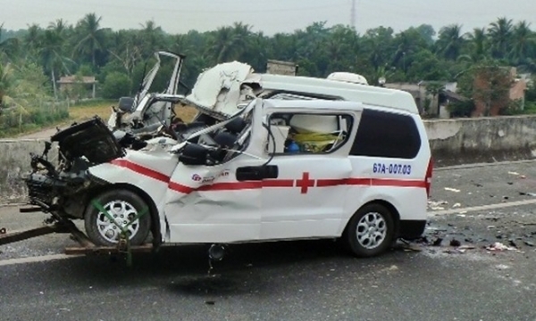 Xe cứu thương gây tai nạn trên cao tốc làm 4 người thương vong