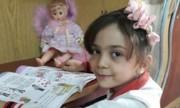 Bé gái Syria quên cuộc chiến bằng cách đọc sách