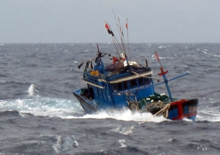 Cứu sống 15 ngư dân trôi dạt trên biển