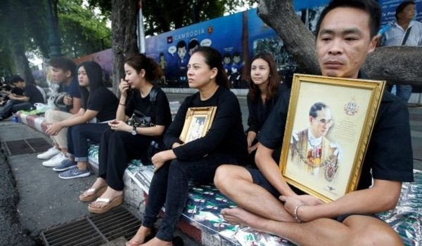 Hàng chục triệu dân Thái thương tiếc Vua Bhumibol Adulyadej