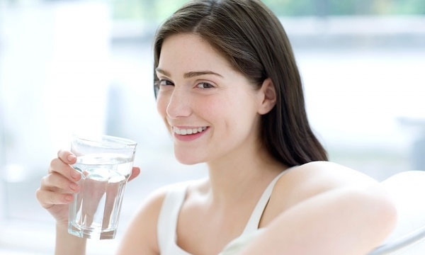 Khoa học khuyến cáo chỉ nên uống nước khi khát