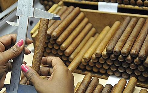 Mỹ bỏ cấm vận xì gà và rượu rum Cuba 