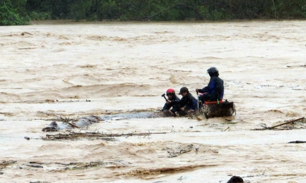 Phó Thủ tướng Trịnh Đình Dũng kiểm tra chỉ đạo công tác khắc phục hậu quả mưa lũ và phòng chống bão tại miền Trung