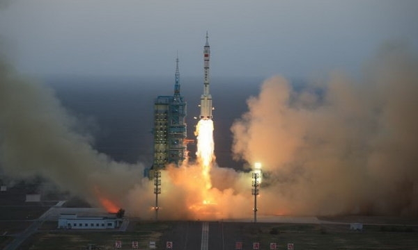 Trung Quốc phóng tàu vũ trụ Thần Châu 11 lên không trung 