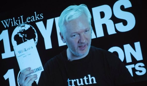 “Người thổi còi” Assange bị Ecuador “cắt” Internet