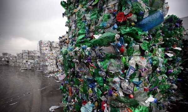 Nước Anh chìm trong biển 16.000 chai nhựa mỗi ngày