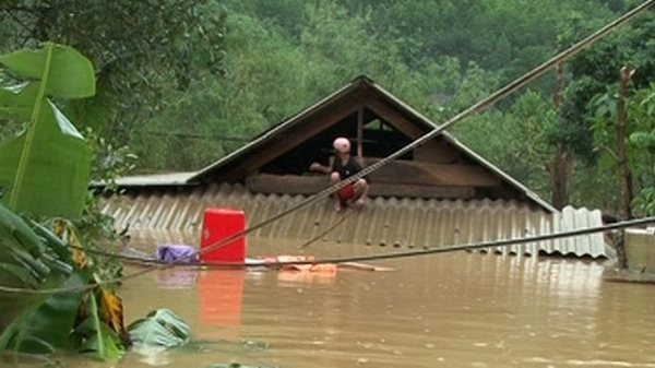 Cán bộ thôn nói dân nộp lại một phần tiền cứu trợ lũ lụt