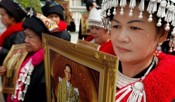 Dân được phép vào Hoàng cung thương tiếc Vua Bhumibol Adulyadej