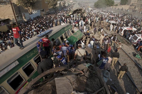 Tàu lửa đâm nhau ở Karachi, 23 người chết, 46 bị thương