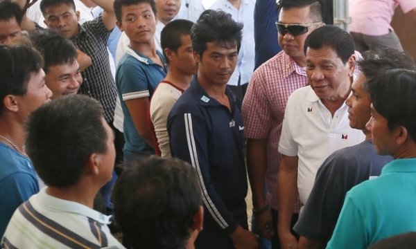 Tổng thống Duterte đưa tiễn ngư dân Việt Nam về nước