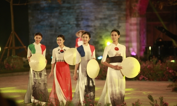 Đêm trình diễn thời trang mở màn 'Liên hoan phim Quốc tế Hà Nội 2016' 