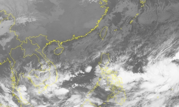 Trung Bộ tiếp tục ngập sâu, áp thấp nhiệt đới ngoài biển Đông.