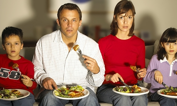 Xem TV trong bữa ăn sẽ ảnh hưởng đến sức khỏe như thế nào?