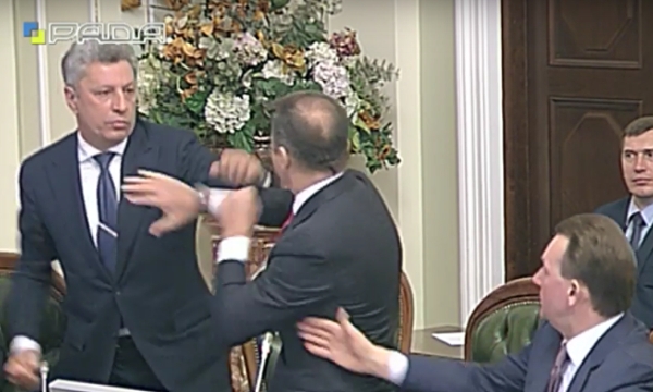Trong khi họp Quốc hội, nghị sĩ Ukraine đấm nhau