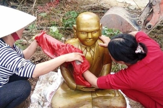 Phát hiện tượng Phật mặc áo vest tại Thanh Hóa