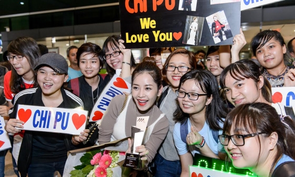 Chi Pu hạnh phúc khoe giải thưởng 'Ngôi sao triển vọng châu Á' với fan ở sân bay