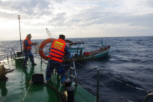 Tàu cá Bình Định trôi dạt được Cảnh sát biển cứu nạn