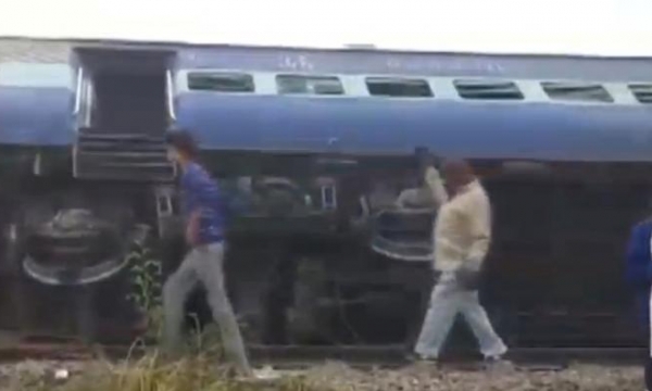 Ít nhất 60 người tử vong do tàu lửa trật bánh khỏi đường ray tại Ấn Độ