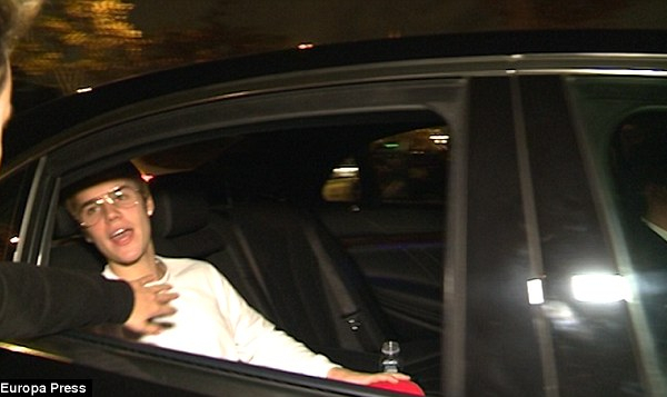 Justin Bieber đấm fan chảy máu miệng trên đường lưu diễn