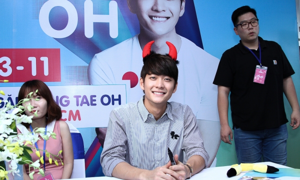 'Mỹ nam Hàn Quốc' Kang Tae Oh rạng rỡ ký tặng fans Việt