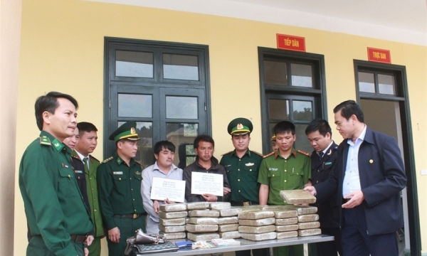 Bắt giữ 2 người Lào vận chuyển 60kg cần sa vào Việt Nam