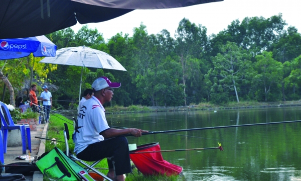 Câu cá giải trí, thú vui của người dân Sài Gòn