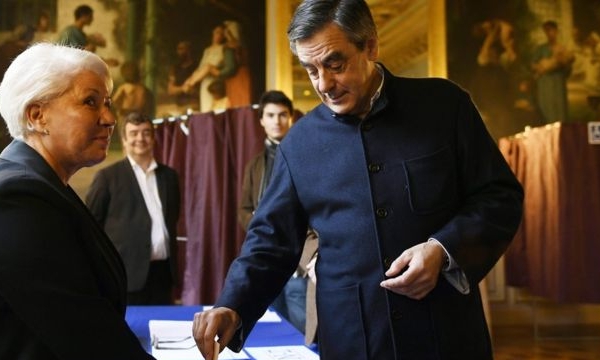 Tranh cử trong đảng trung hữu Pháp: Fillon - Juppé, ai sẽ thắng?
