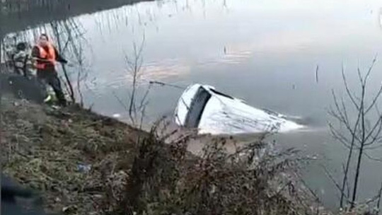 Xe buýt lao xuống hồ, 18 hành khách tử vong