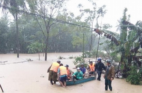 Miền Trung mưa lớn tiếp diễn, Quảng Ngãi vẫn ngập trong nước lũ