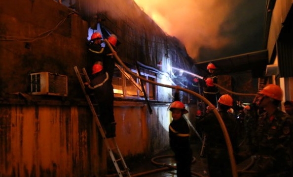 Hà Nội: Ngọn lửa thiêu rụi ít nhất 6 nhà xưởng lớn trong Khu công nghiệp La Phù