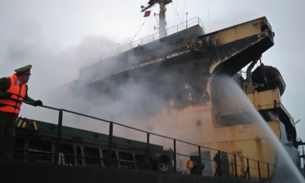 Tàu hàng gần 5.000 tần bốc cháy trong đêm, 12 thuyền viên thoát nạn