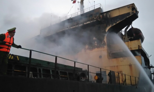 Tàu hàng gần 5.000 tần bốc cháy trong đêm, 12 thuyền viên thoát nạn