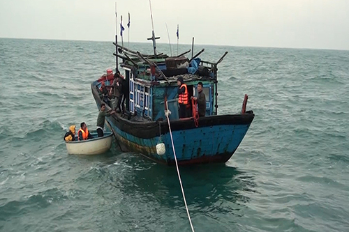 9 nhà khoa học cùng 4 ngư dân bất ngờ gặp sự cố trên biển tại Quảng Trị