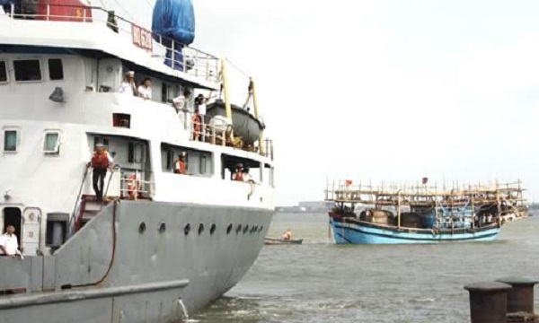 Đà Nẵng: Tàu Hải quân vượt bão để cứu ngư dân gặp nạn trên biển