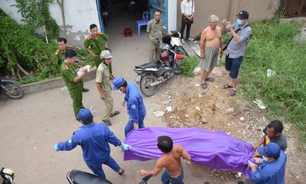 Đi sà lan, hoảng hồn phát hiện thi thể trôi trên sông Sài Gòn