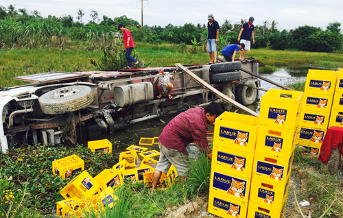  Cà Mau: Ô tô tải chở bia mất lái lao xuống ruộng nuôi tôm