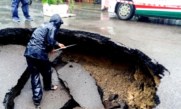 Nha Trang: Mưa lớn, tuyến đường Lê Hồng Phong xuất hiện hố tử thần