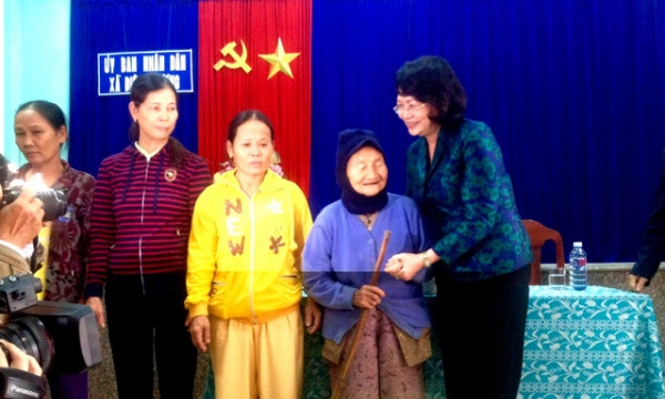 Phó Chủ tịch nước thăm hỏi, động viên người dân vùng lũ tỉnh Quảng Nam