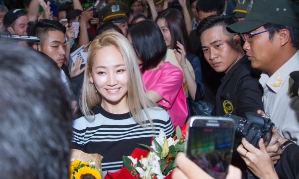 Sau chuyến bay dài, Wonder Girls vẫn tươi tắn vẫy tay chào fan Việt