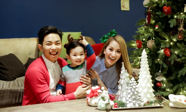 Gia đình Khánh Thi – Phan Hiển tung bộ ảnh mừng giáng sinh