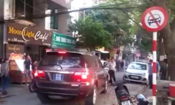 Hà Nội: Bức xúc xe biển số xanh 80B chạy vào đường cấm