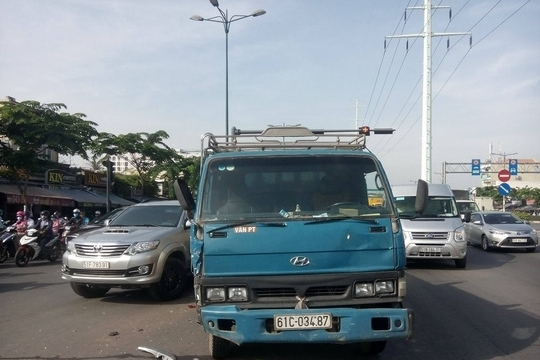 Tai nạn liên hoàn xảy ra trên đại lộ Phạm Văn Đồng 